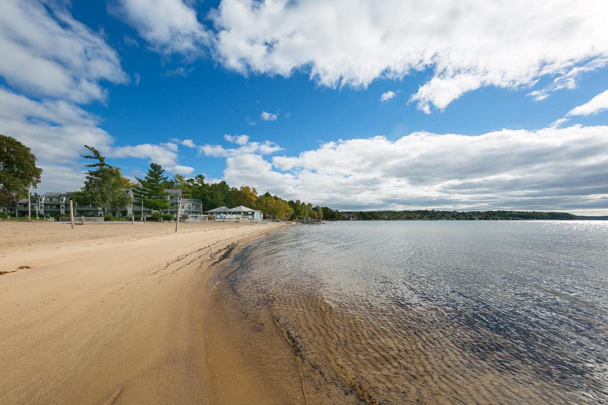 Gorgeous 2 Bedroom Lake View Condo Traverse City Zewnętrze zdjęcie
