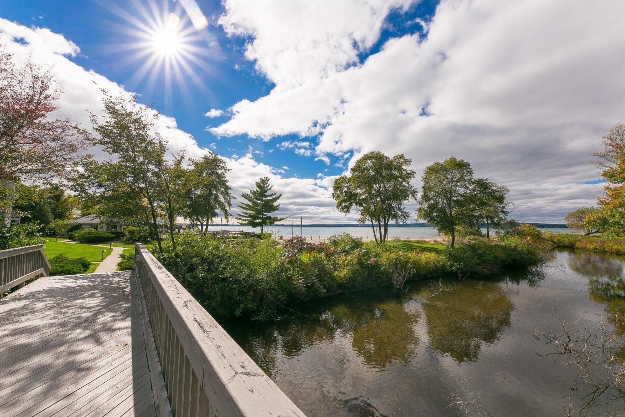 Gorgeous 2 Bedroom Lake View Condo Traverse City Zewnętrze zdjęcie