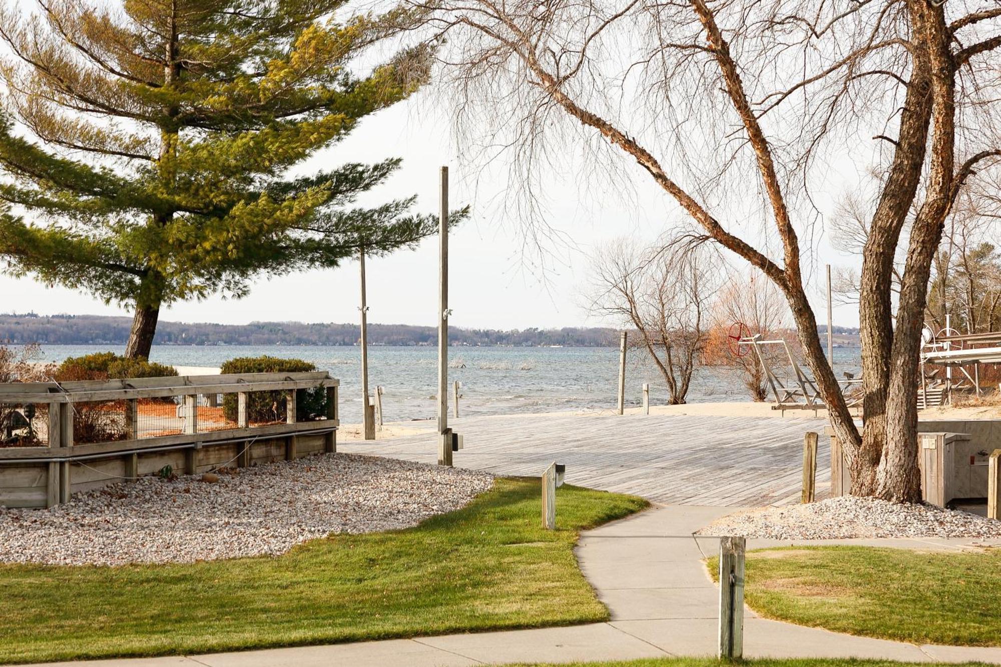 Gorgeous 2 Bedroom Lake View Condo Traverse City Zewnętrze zdjęcie